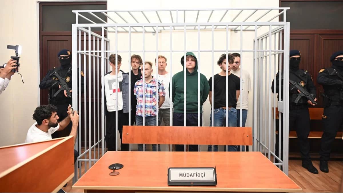 Задержанные россияне в клетке для обвиняемых в суде Баку, Азербайджан, 1 июля 2025 года. Фото: <a href="https://azertag.az/xeber/rusiya_vetendaslarindan_ibaret_iki_mutesekkil_cinayetkar_destenin_uzvleri_baresinde_hebs_qetimkan_tedbiri_sechilib_yenilenib_video-3637139" target="_blank">АЗЕРТАДЖ</a><br>