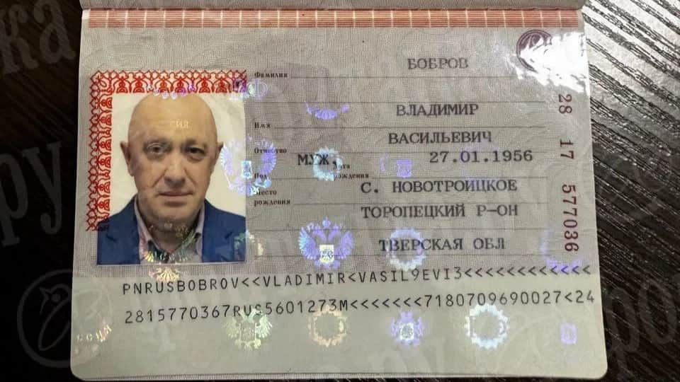 Поддельный паспорт Евгения Пригожина, найденный силовиками. Фото: «Фонтанка»
