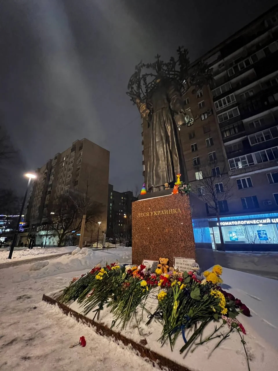 Стихийный мемориал у памятника поэтессе Лесе Украинке. Фото: <a href="https://t.me/PlushevChannel">Telegram</a>