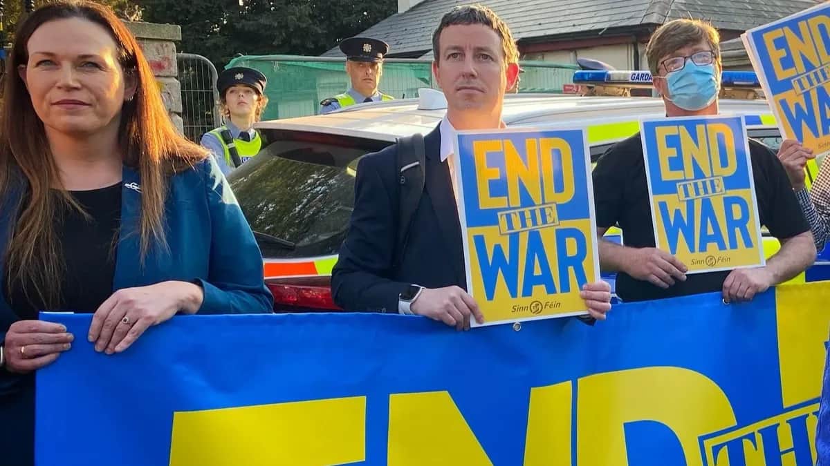 Члены партии «Шинн Фейн» во время акции солидарности с Украиной у посольства России в Дублине. Фото: twitter/sinnfeinireland