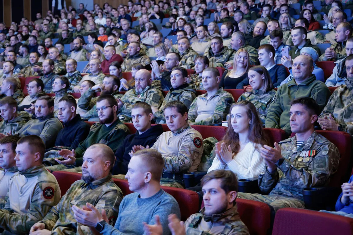 Военные на церемонии награждения бойцов самообороны Белгородской области, 14 декабря 2023 года. Фото из <a data-sk="tooltip_parent" data-stringify-link="https://t.me/vvgladkov/4184" href="https://t.me/vvgladkov/4184" rel="noopener noreferrer" target="_blank">телеграм-канала губернатора области</a>