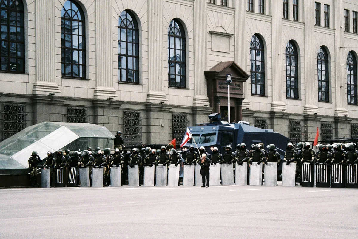 Nina Bahinskaya faces down the riot police, 28 September 2020. Photo: Jana Shnipelson / <a href="https://www.flickr.com/photos/188021338@N07/50391656946/in/photolist-2jYnBYf-2jLWpZu" rel="noopener noreferrer" title="https://www.flickr.com/photos/188021338@N07/50391656946/in/photolist-2jYnBYf-2jLWpZu">Flickr</a>(CC0)