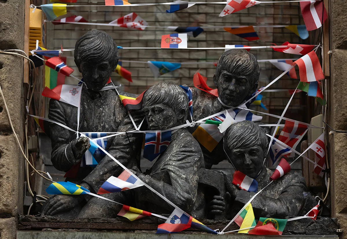 Скульптура The Beatles над дверным проемом на Мэтью-стрит в Ливерпуле, Великобритания, 2 ноября 2023 года. Фото: Adam Vaughan / EPA-EFE