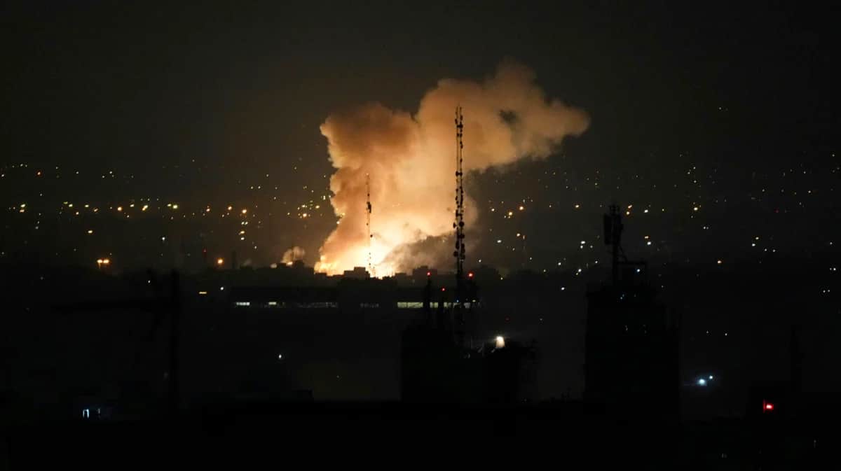 Дым после взрыва в Тегеране, 13 июня 2025 года. Фото: Vahid Salemi / AP Photo / Scanpix / LETA