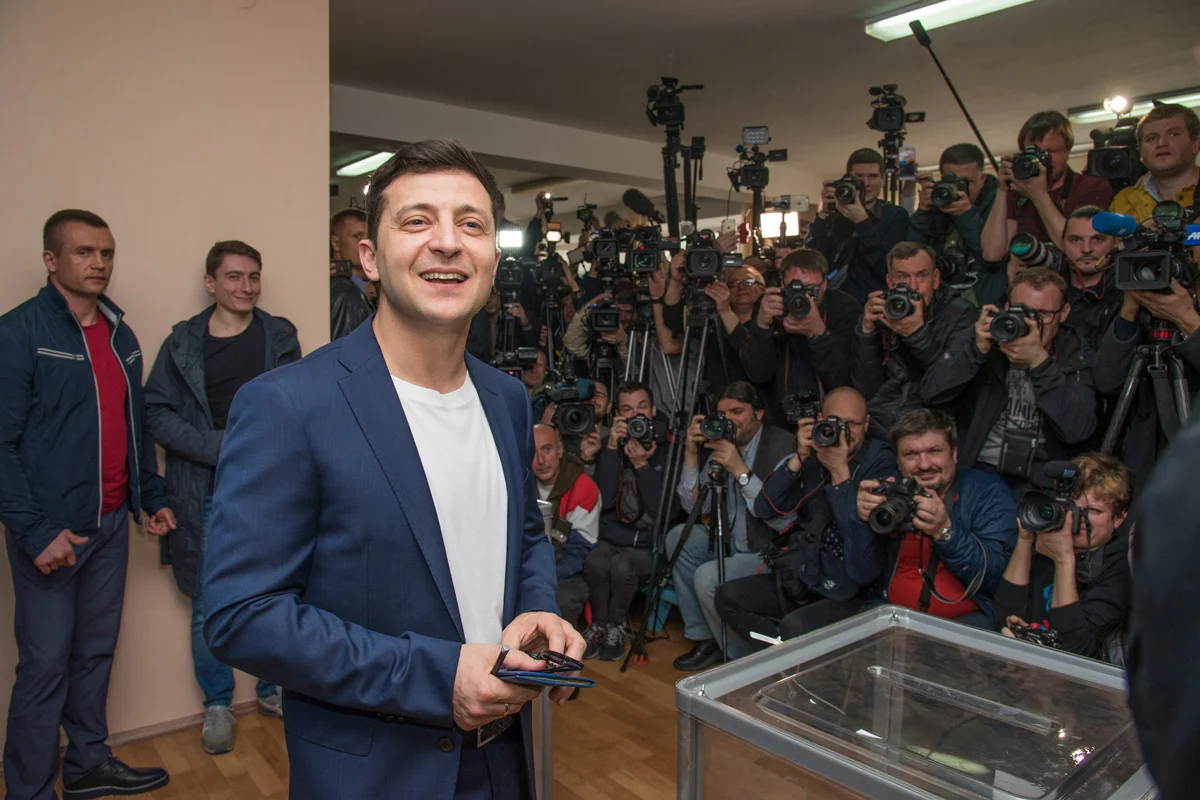 Владимир Зеленский во время голосования на президентских выборах на избирательном участке в Киеве, Украина, 21 апреля 2019 года. Фото: Zoya Shu / EPA-EFE