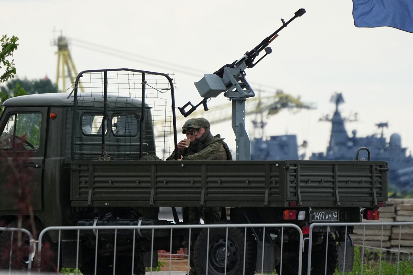 Военнослужащие во время Международного военно-морского салона «Флот-2026». Кронштадт, Ленинградская область, 10 июня 2026 года. Фото: Дмитрий Ловецкий / AP Photo / Scanpix / LETA