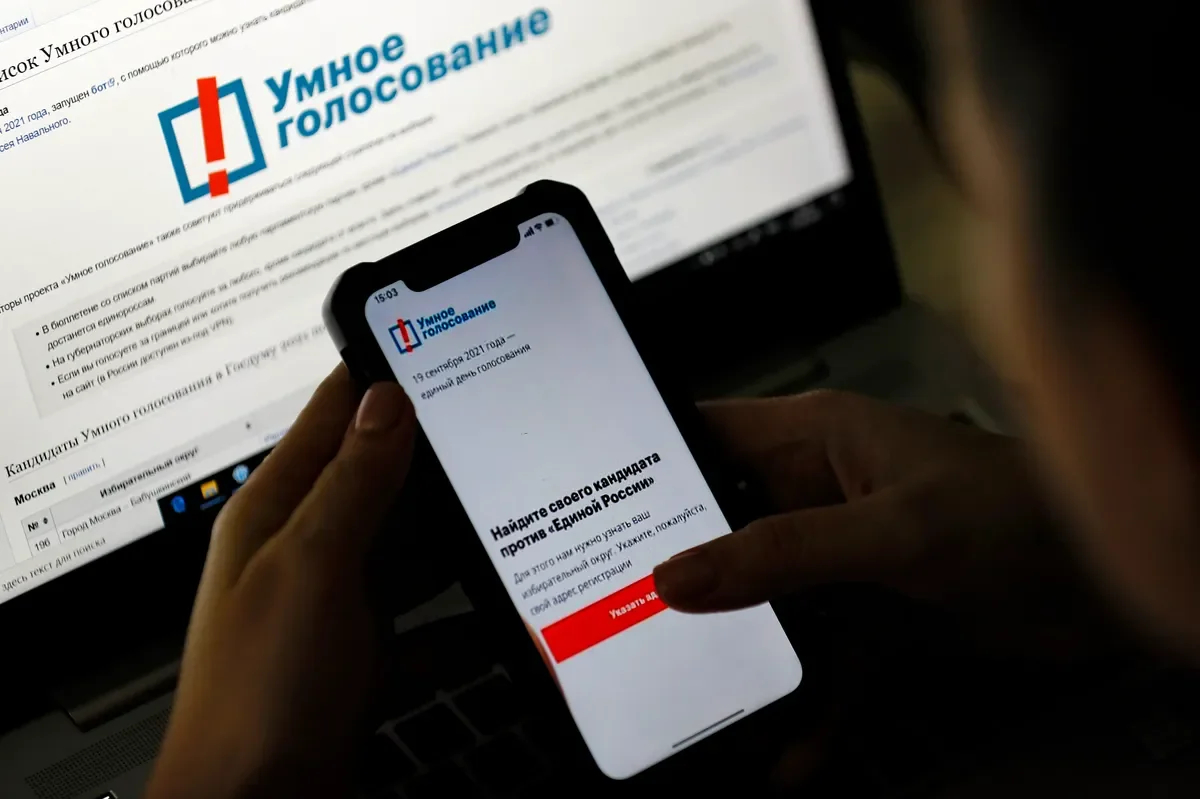 Woman checking the Navalny Smart Voting app on her phone, Moscow, 17 September 2021. Photo: Sergey Ilnitsky / EPA-EFE