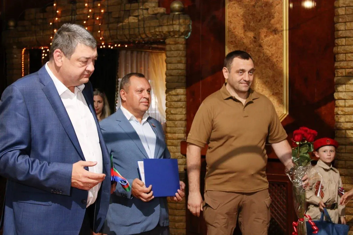 «Глава» Горловки Иван Приходько (слева) и Армен Саркисян (справа). Фото: @Prikhodko1970 / <a data-sk="tooltip_parent" data-stringify-link="https://t.me/Prikhodko1970/10687" href="https://t.me/Prikhodko1970/10687" rel="noopener noreferrer" target="_blank">Telegram</a>