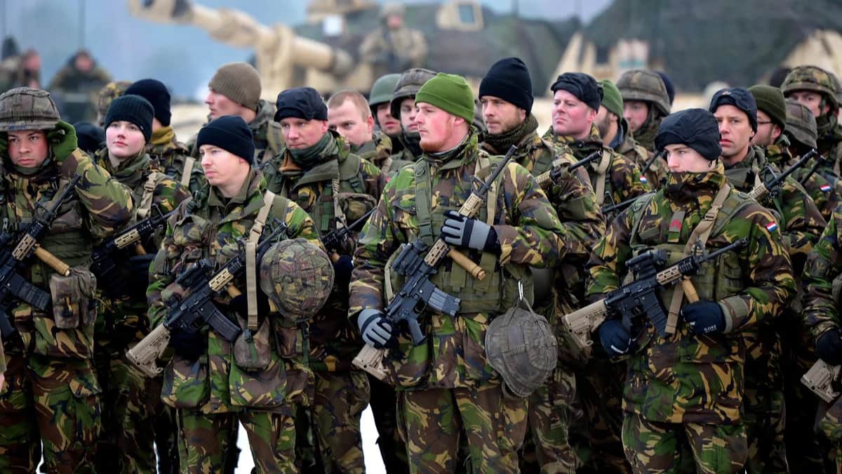 Солдаты Королевской армии Нидерландов готовятся к началу международных военных учений "Бизон Дравско 2017" на военном полигоне в Польше, 23 января 2017 года. Фото: Marcin Bielecki / EPA