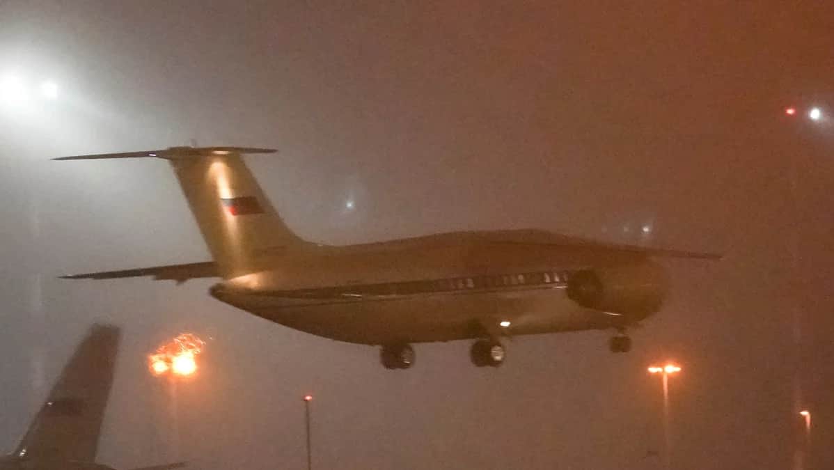 Самолет Ан-148 с Виктором Бутом на борту, обмененном на американскую баскетболистку Бриттни Гринер в ходе обмена пленными, приземляется в международном аэропорту Внуково в Москве, 8 декабря 2022 года. Фото: Татьяна Макеева / Reuters / Scanpix / LETA