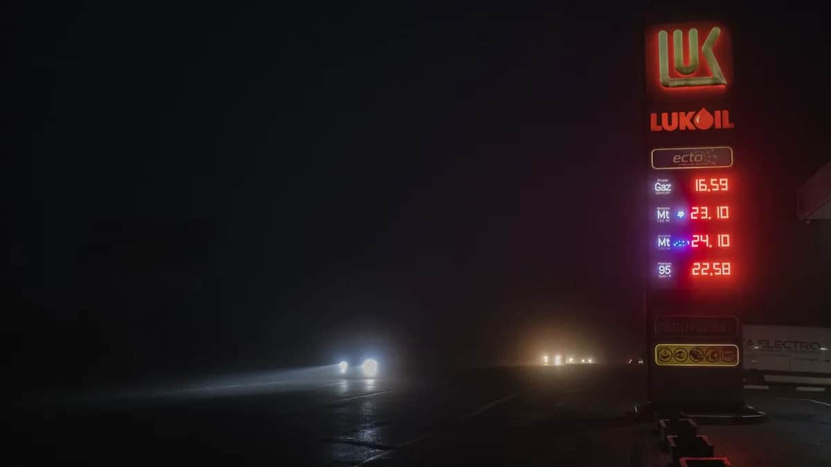 A view from a street with no lights on due to a power outage in the city of Ialoveni, Moldova. 15 December 2022. Photo: Gian Marco Benedetto / Anadolu Agency / Getty Images