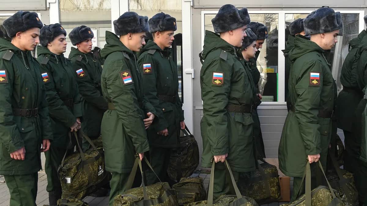 Russian conscripts pictured at a railway station in Sevastopol before leaving to serve in the war, in occupied Crimea, 9 November 2022. Photo: EPA-EFE/STRINGER