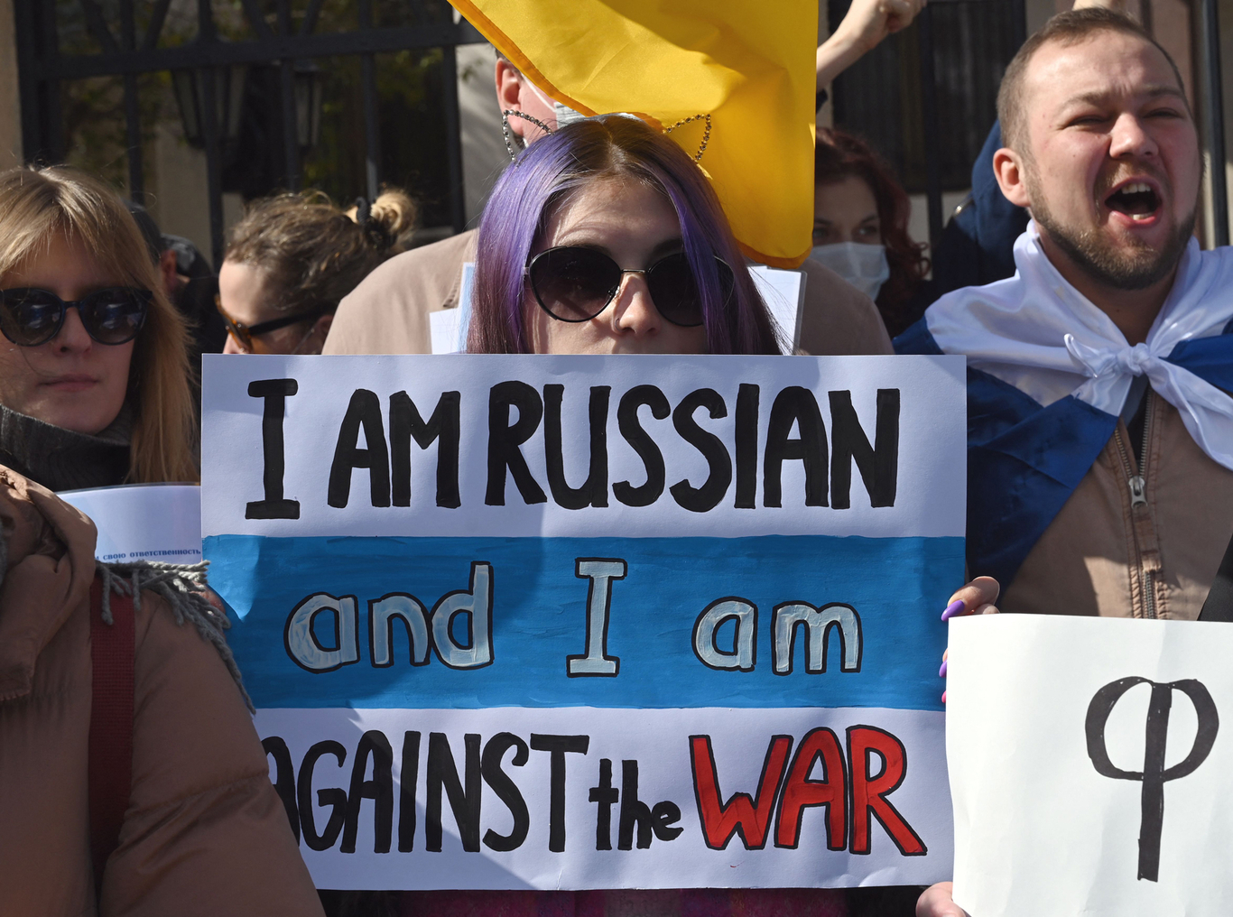 Россиянка, выступающая против войны на акции протеста перед зданием бывшего посольства России. Тбилиси, Грузия. 12 марта 2022 года. Фото: Vano Shlamov / AFP / Scanpix / LETA