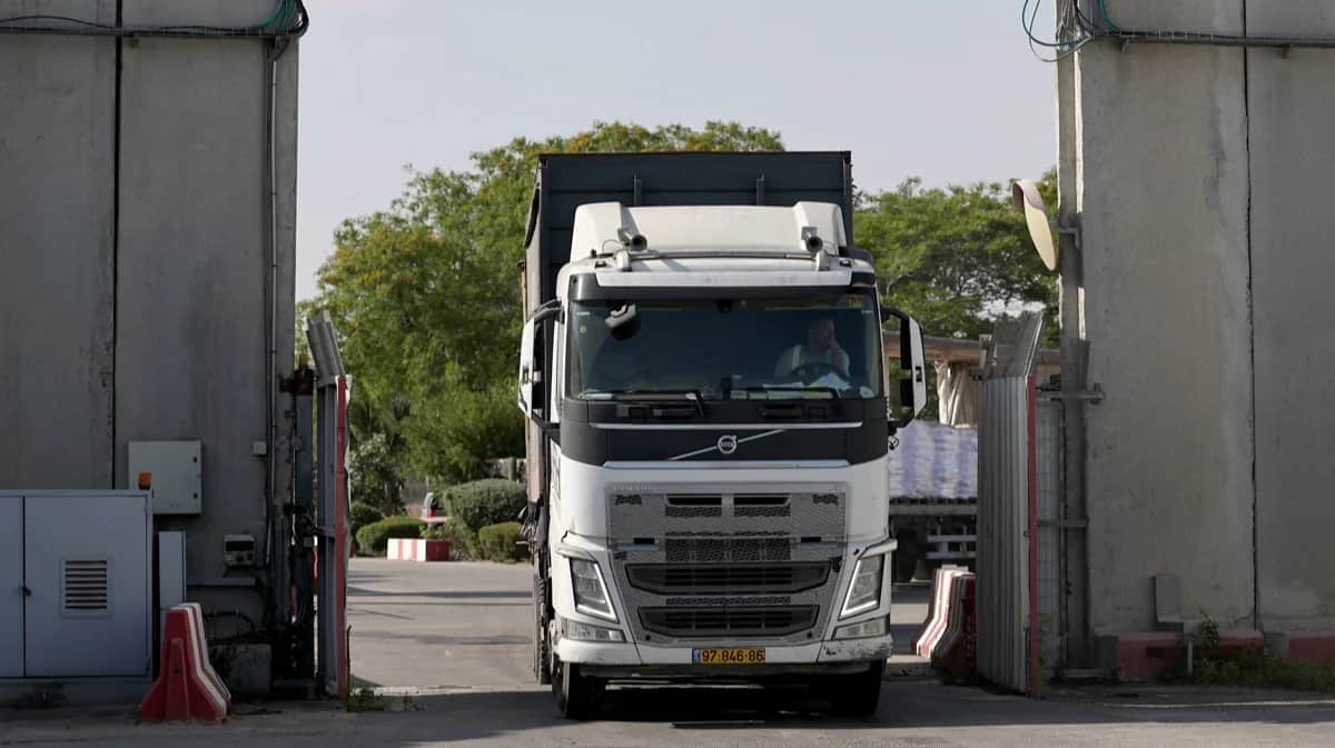 Грузовики с гуманитарной помощью ожидают въезда в сектор Газа на контрольно-пропускном пункте Керем-Шалом, юг Израиля, 22 мая 2025 года. Фото: Atef Safadi / EPA