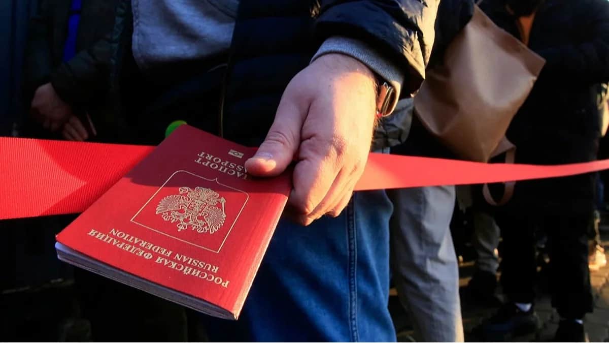 <span id="qh4082yah">A man holds out his passport while queuing to vote in the presidential elections outside the Russian Embassy in Almaty, Kazakhstan, 17 March 2024. Photo: Ruslan Pryanikov / AFP / Scanpix / LETA</span>