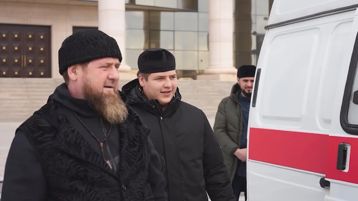 Рамзан Кадыров вместе с сыном Адамом осматривают машину скорой помощи, предназначенную для отправки в Украину, 2 февраля 2024 года. Фото: <a data-sk="tooltip_parent" data-stringify-link="https://vk.com/wall279938622_2212289" href="https://vk.com/wall279938622_2212289" rel="noopener noreferrer" target="_blank">Рамзан Кадыров</a> / VK