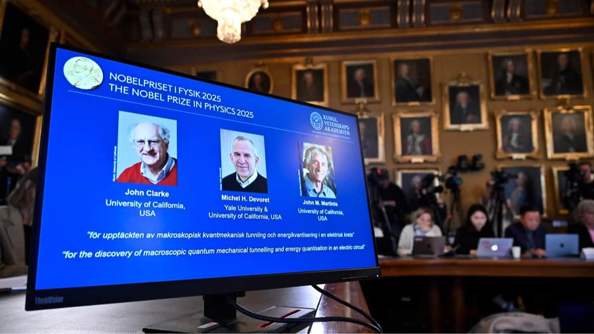 Лауреаты Нобелевской премии по физике 2025 года Джон Кларк, Мишель Деворе и Джон М. Мартинис на экране во время пресс-конференции в Королевской шведской академии наук в Стокгольме, Швеция, 7 октября 2025 года. Фото: Christine Olsson / EPA
