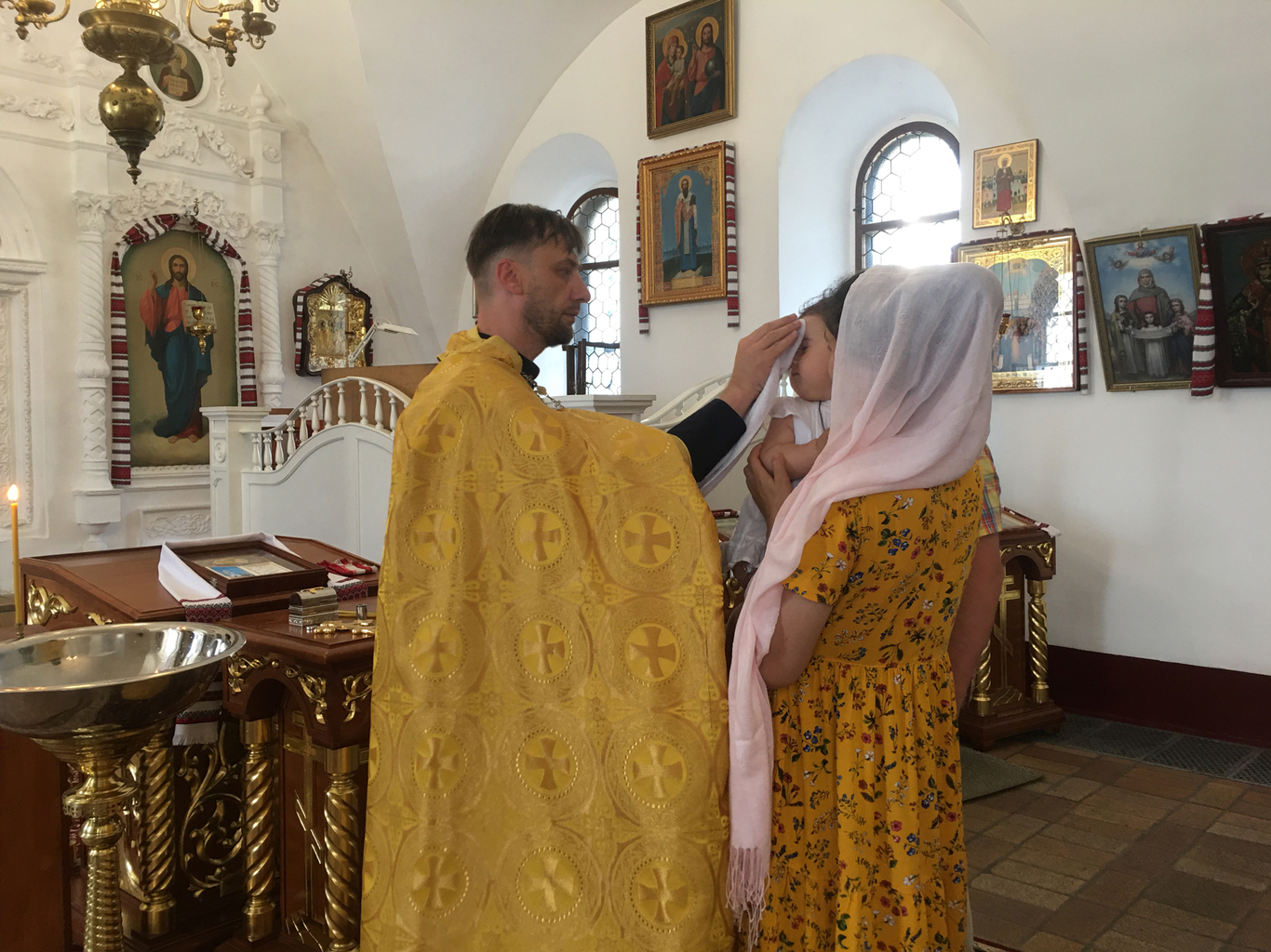 Отец Сергий на крестинах в Михайловском златоверхом монастыре. Фото: Дмитрий Дурнев / «Новая газета Европа»