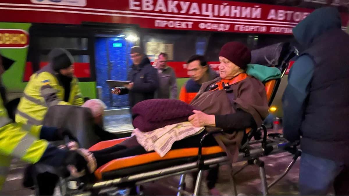 Волонтеры Bаrrier-Free Foundation помогают Нине Григорьевне пересесть в медицинский автобус в Киеве. Фото из архива Bаrrier-Free Foundation