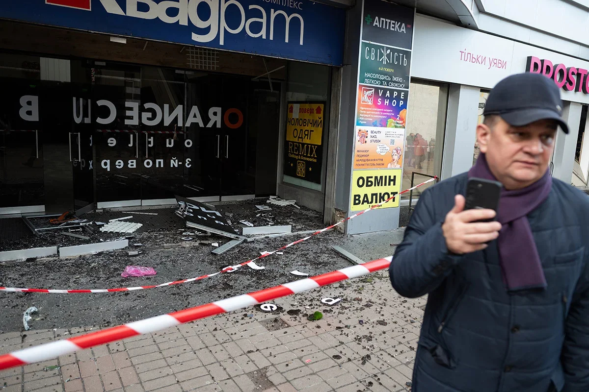 A man stands outside a building damaged in the Russian attack on Kyiv, 29 December. Photo: Danylo Antoniuk / Anadolu / Getty Images