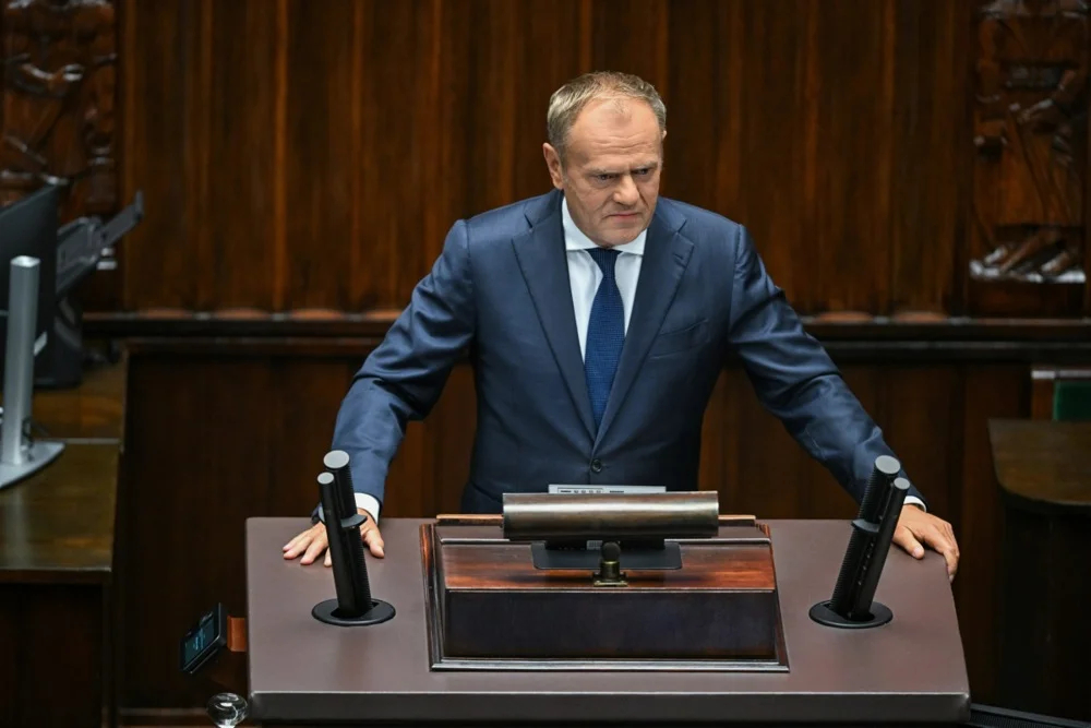 Премьер-министр Польши Дональд Туск во время выступления на заседании Сейма в Варшаве, Польша, 10 сентября 2025 года. Фото: Radek Pietruszka / EPA