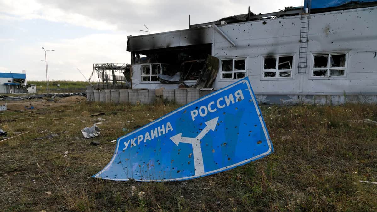 Дорожный знак с следами выстрелов у разрушенного пограничного пункта пропуска, Курская область, 16 августа 2024 года. Фото: Ukrinform / Sipa USA / Vida Press
