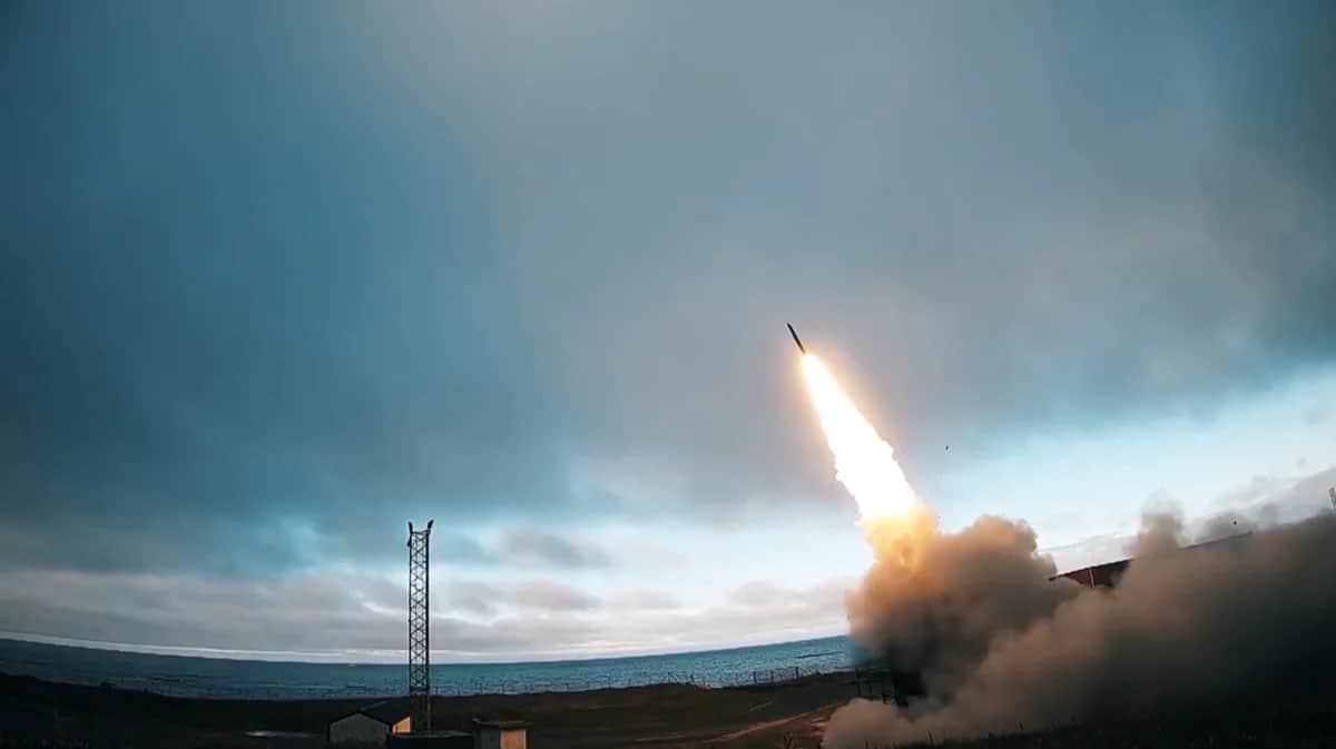 Ракета GLSDB во время тестового запуска в Норвегии. Фото: Saab AB / AFP / Scanpix / LETA
