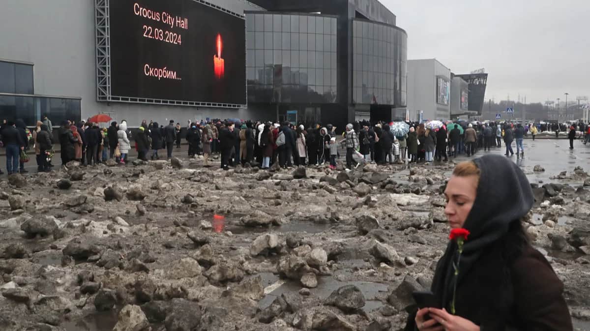 Люди возлагают цветы у Crocus City Hall в память о погибших, Красногорск, 24 марта 2024 года. Фото: Максим Шипенков / EPA