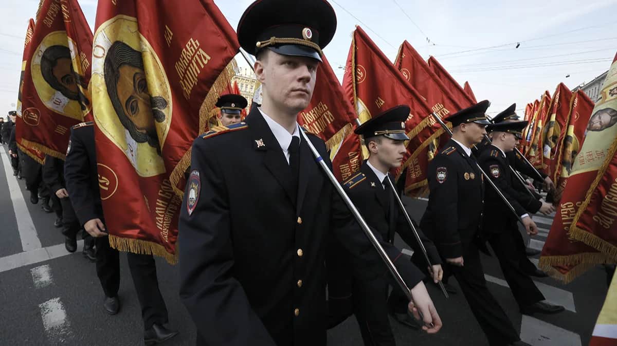 Курсанты полиции в шествии по Невскому проспекту, посвященном 300-летию перенесения мощей святого Александра Невского, в Санкт-Петербурге, Россия, 12 сентября 2024. Фото: Анатолий Мальцев / EPA-EFE