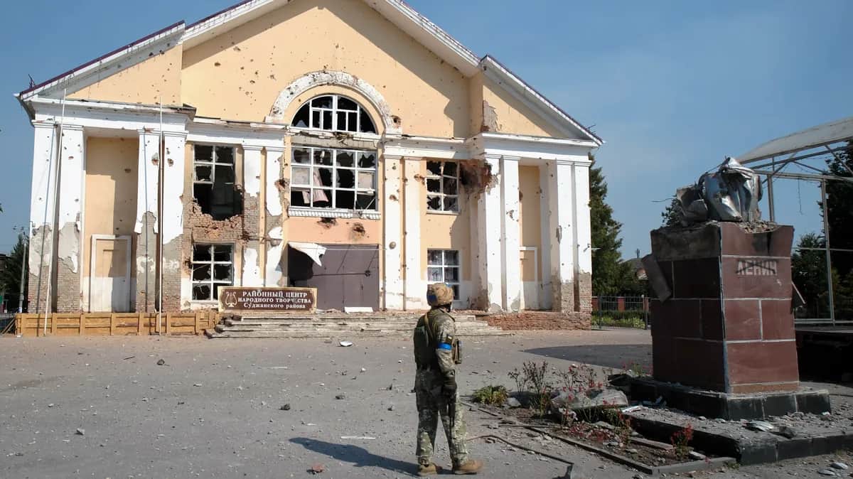 Украинский военный стоит в центре города Суджа в Курской области. Фото: EPA-EFE