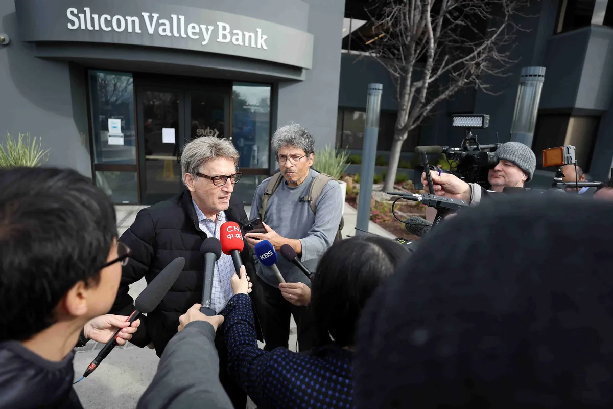 Журналисты берут интервью у клиента обанкротившегося Silicon Valley Bank. Санта-Клара, Калифорния, 13 марта 2023 года. Фото: Justin Sullivan / Getty Images