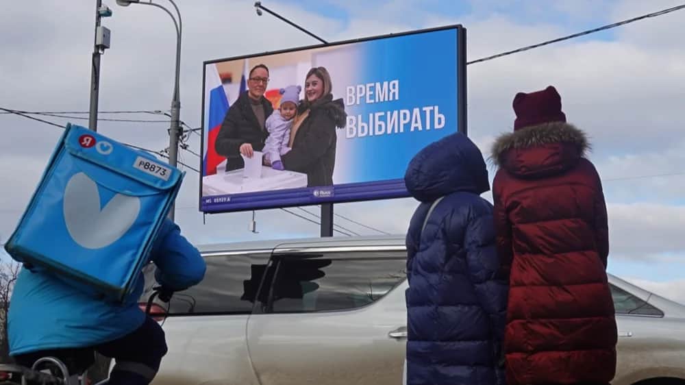A billboard reading ‘Time to choose’. Moscow, 11 March. Photo: EPA-EFE/MAXIM SHIPENKOV