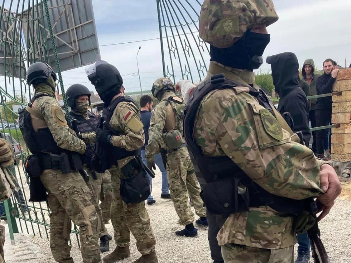 Сотрудники Центра по противодействию экстремизму проводят рейд в мечети «Сувукъ-дере» в Симферополе, май 2023 г. Фото: <a href="https://www.facebook.com/crimeansolidarity/posts/pfbid02LXR4w1z39aUrHNAvHJGPQVu6gk1Ykz5js16z8R1f157iy1quPVdCST3Sbqps2r5Dl" rel="noopener noreferrer" title="https://www.facebook.com/crimeansolidarity/posts/pfbid02LXR4w1z39aUrHNAvHJGPQVu6gk1Ykz5js16z8R1f157iy1quPVdCST3Sbqps2r5Dl">Facebook</a>