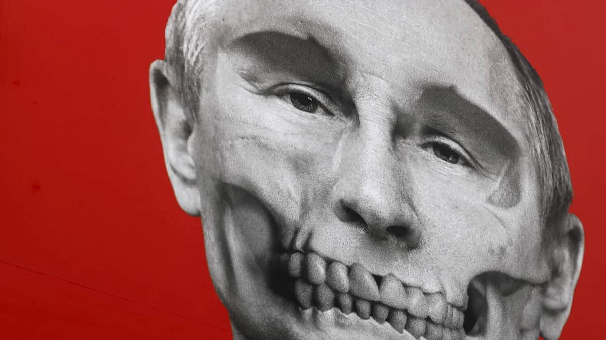 Плакат на фасаде Музея истории медицины перед зданием посольства РФ в Риге, 17 марта 2024 года. Фото: Toms Kalnins / EPA-EFE