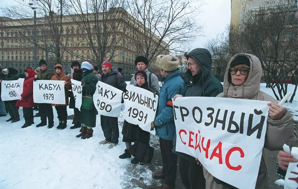Demonstration against Russian intervention in Chechnya, 1995. Photo: Georges DeKeerle / Sygma / Getty Images