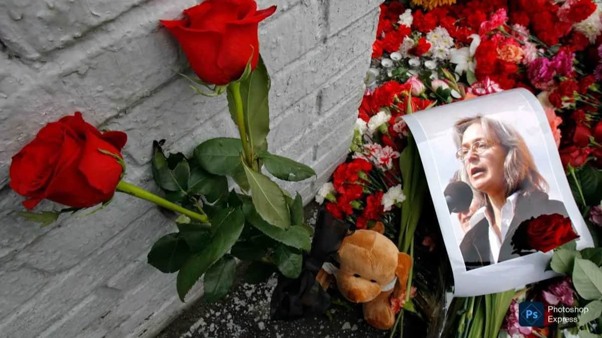Портрет Анны Политковской и цветы у входа в дом, где она была убита, Москва, 8 октября 2006 года. Фото: Юрий Кочетков / EPA