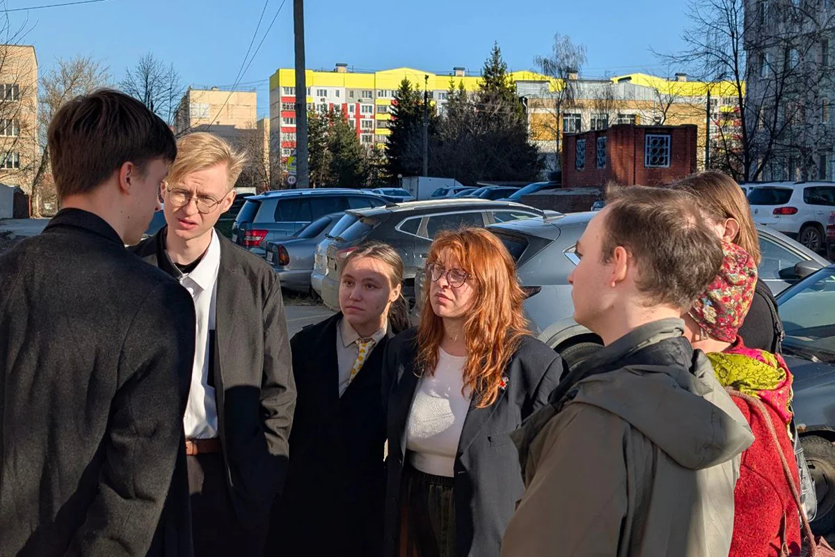 Группа поддержки Евгения Малюгина у здания суда, 3 апреля 2025 года. Фото: <a data-sk="tooltip_parent" data-stringify-link="https://t.me/rubkatula/28" href="https://t.me/rubkatula/28" rel="noopener noreferrer" target="_blank">Андрей Рыбка</a> / тульское отделение «<a data-sk="tooltip_parent" data-stringify-link="https://t.me/pp_rassvet_tula/189" href="https://t.me/pp_rassvet_tula/189" rel="noopener noreferrer" target="_blank">Рассвета</a>»