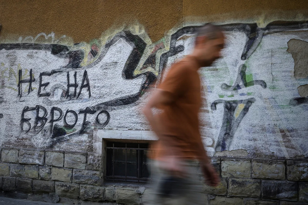 Граффити с надписью «Нет евро» в Софии, Болгария, 2 июня 2025 года. Фото: Valentina Petrova / AP Photo / Scanpix / LETA