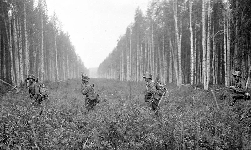 Finnish soldiers crossing the border into the USSR, summer of 1941. Photo: <a href="https://commons.wikimedia.org/w/index.php?curid=703886" rel="noopener noreferrer" title="https://commons.wikimedia.org/w/index.php?curid=703886">Wikimedia Commons</a>