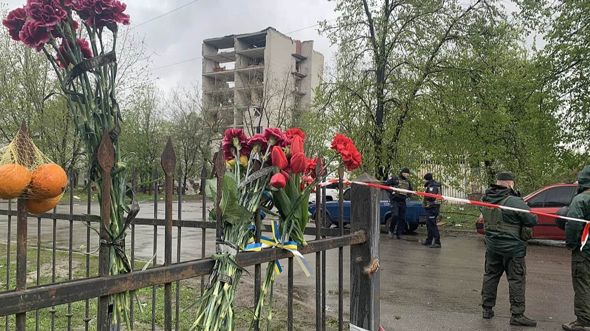 Эпицентр — бывший отель «Профсоюзный» и цветы на стихийном мемориале недалеко от него. Фото: Ольга Мусафирова