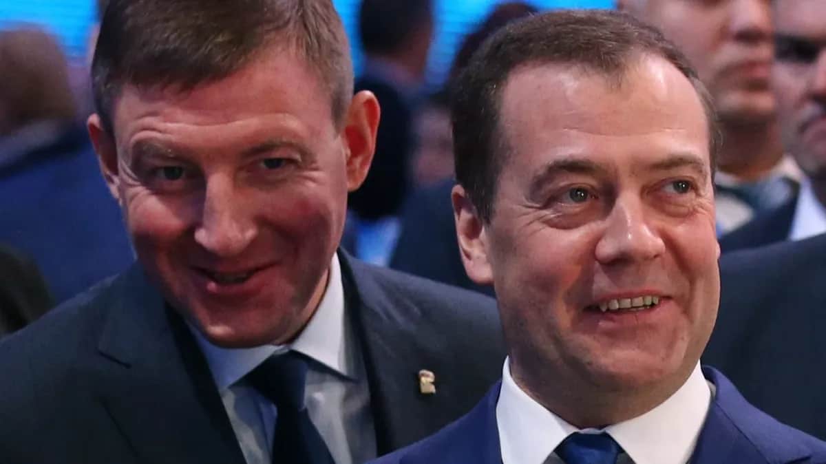 Первый зампредседателя Совета Федерации Андрей Турчак и зампредседателя Совета Безопасности Дмитрий Медведев. Фото: Mikhail Svetlov / Getty Image
