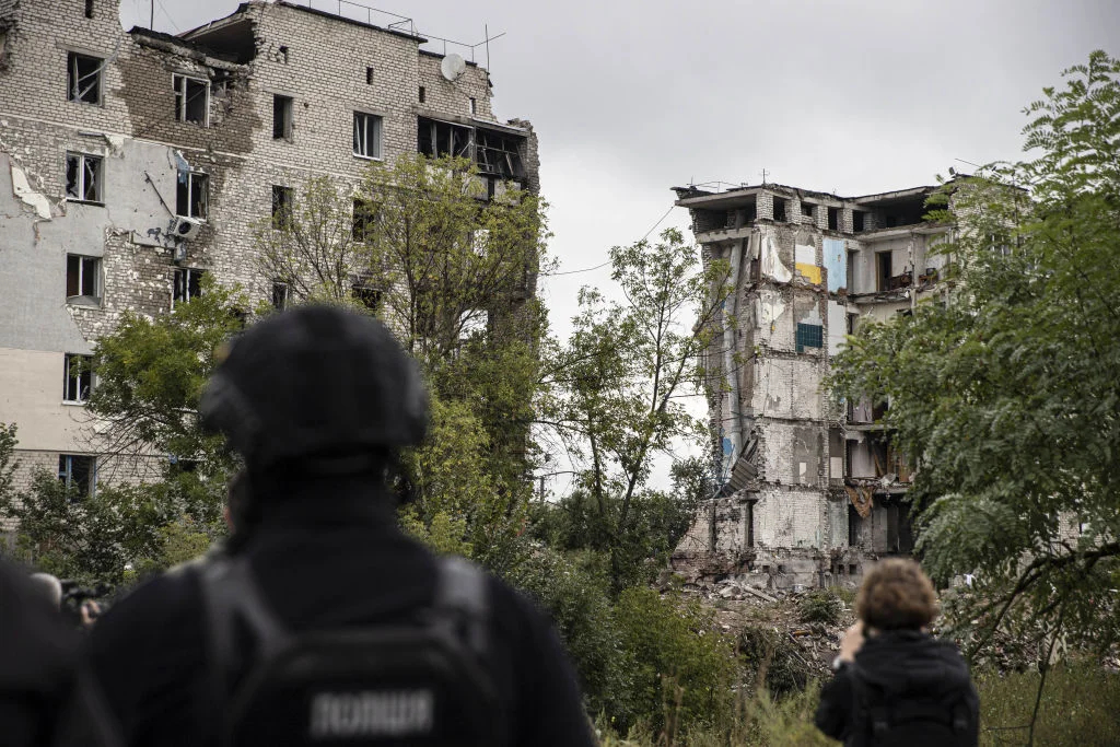 Поврежденные дома после ухода российских войск. Изюм, Харьковская область, 14 сентября 2022 года. Фото: Metin Aktas / Anadolu Agency / Getty Images