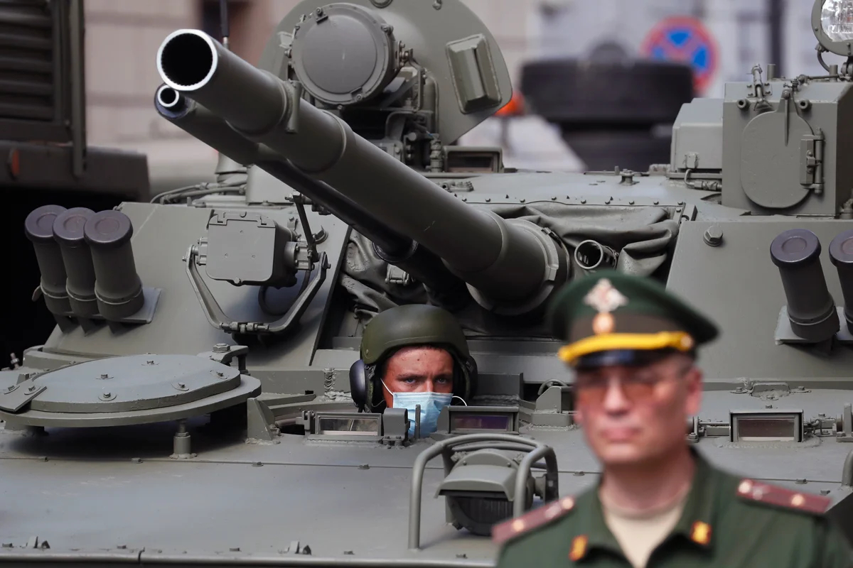 Российские военнослужащие готовятся к репетиции военного парада на Дворцовой площади в Санкт-Петербурге, 18 июня 2020 года. Фото: Анатолий Мальцев / EPA-EFE
