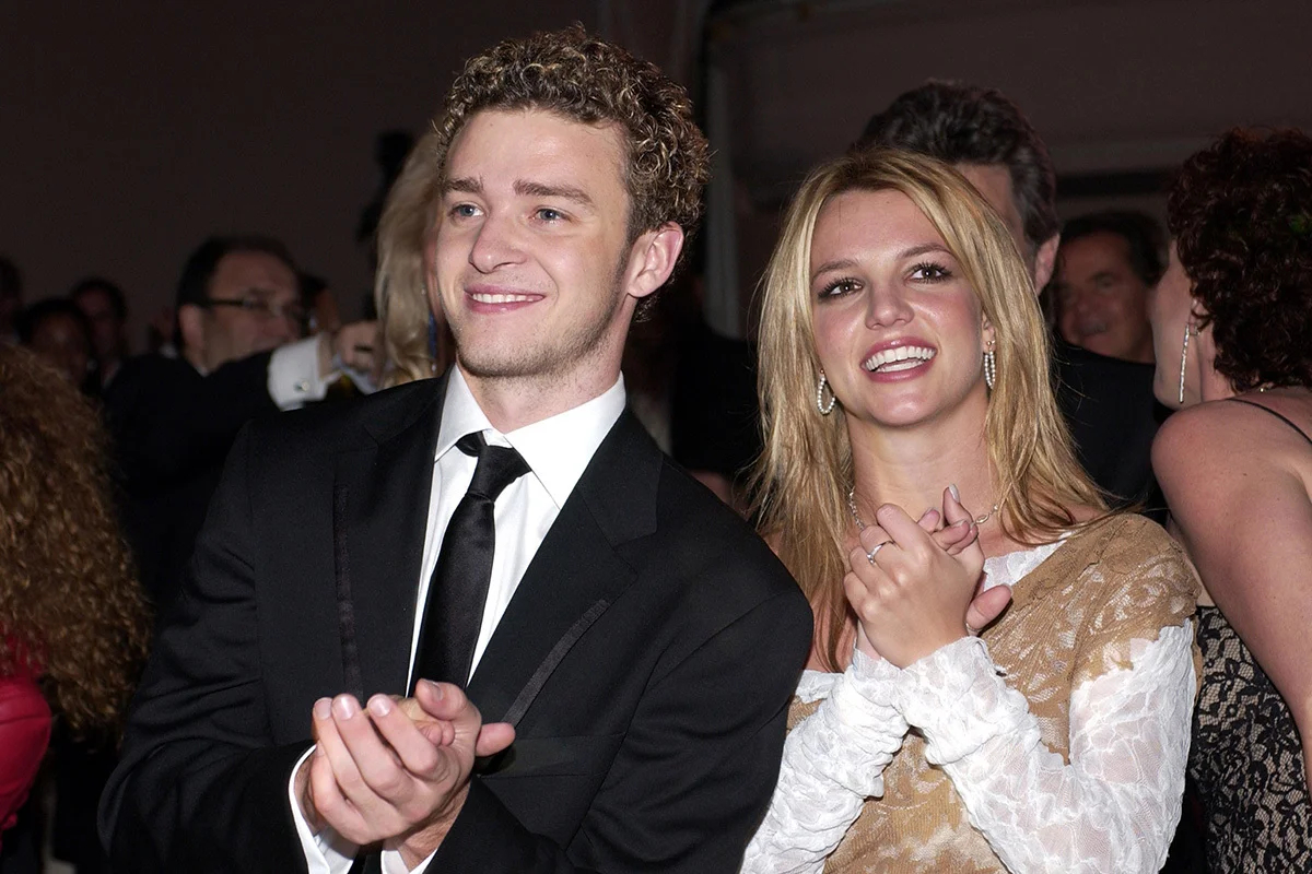 Джастин Тимберлейк и Бритни Спирс в 2002 году. Фото: L. Cohen / WireImage / Getty Images