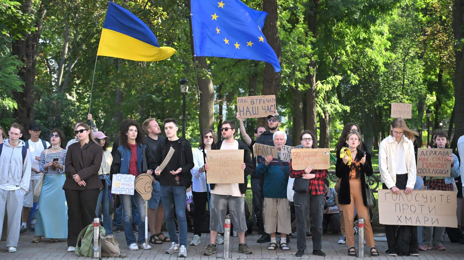 Активисты проводят митинг у здания Верховной Рады с требованием восстановить Михаила Федорова в должности министра обороны Украины. Киев, Украина. 19 августа 2026 года. Фото: Yevhen Kotenko / Ukrinform / Shutterstock / Rex Features / Vida Press<br>