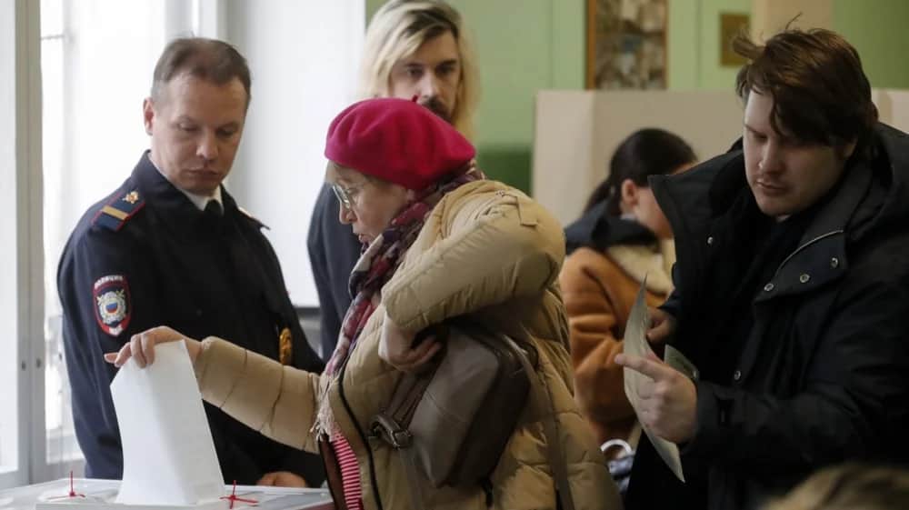 People cast their ballots during the presidential election in Moscow, 17 March 2024. Photo: EPA-EFE/MAXIM SHIPENKOV