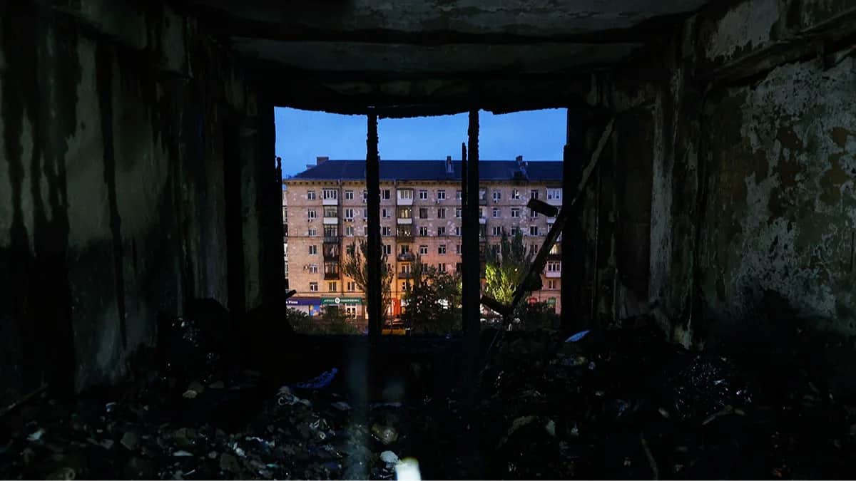 Вид поврежденной в результате российского удара квартиры, Киев, Украина, 10 октября 2025 года. Фото: Sergey Dolzhenko / EPA
