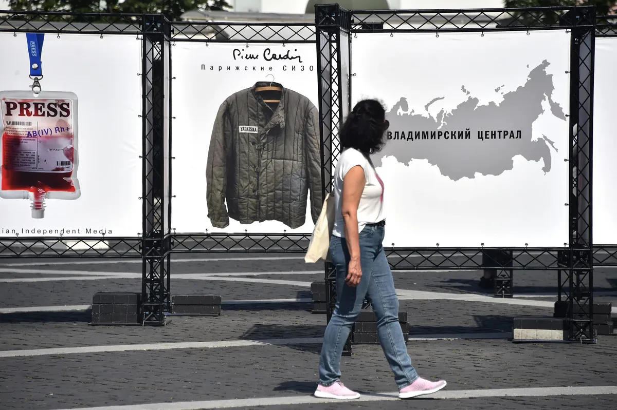 Выставка политических плакатов белорусского художника Владимира Цеслера на Ратушной площади Вильнюса. Фото: Василий Максимов, специально для «Новой газеты. Европа»