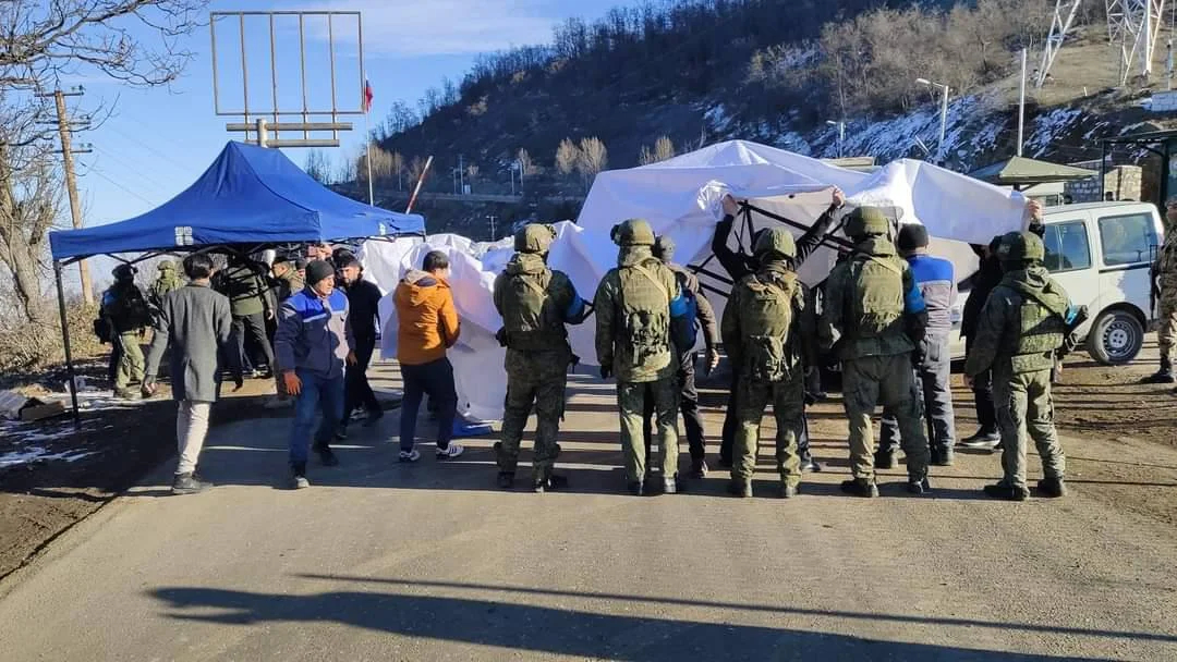 Азербайджанские экологи, устанавливают палатки на дороге, соединяющую Армению и Карабах. Лачинский коридор, декабрь, 2022 г. Фото: <a href="https://t.me/reartsakh/16358">Telegram</a>