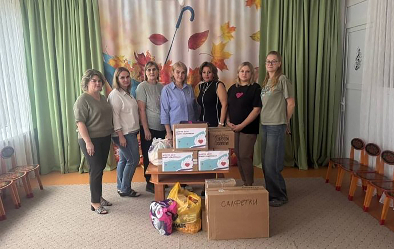 Teachers take a photo with the collected humanitarian aid addressed to Russian soldiers in Ukraine in a Russian kindergarten. Photo: istraria.ru